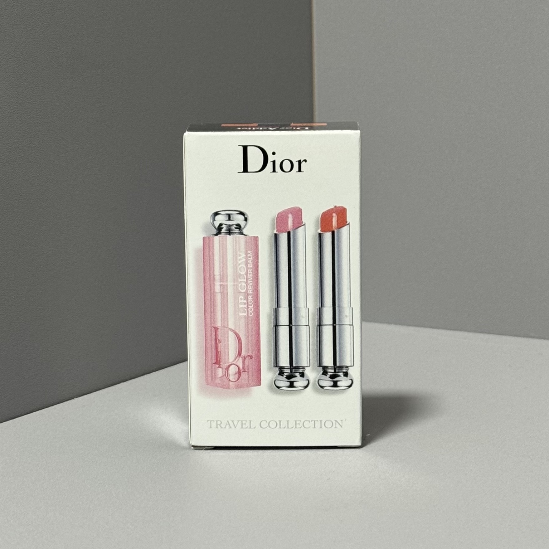 迪奥变色润唇膏2件套内含：001浅粉色，004橘色dior迪奥变色唇膏001+004两件套，不管你有多少支口红 ，这一款必备可以当裸色口红，也可以用来打底