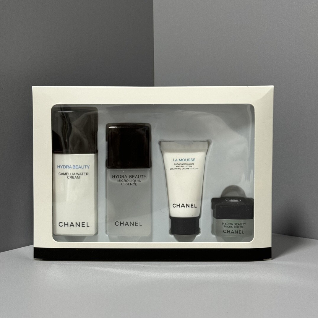 小香山茶花小样四件套实拍现货可配中文标内含：香奈儿山茶花爽肤水40ml香奈儿山茶花乳液30ml香奈儿山茶花洗面奶20ml香奈儿山茶花面霜5ml