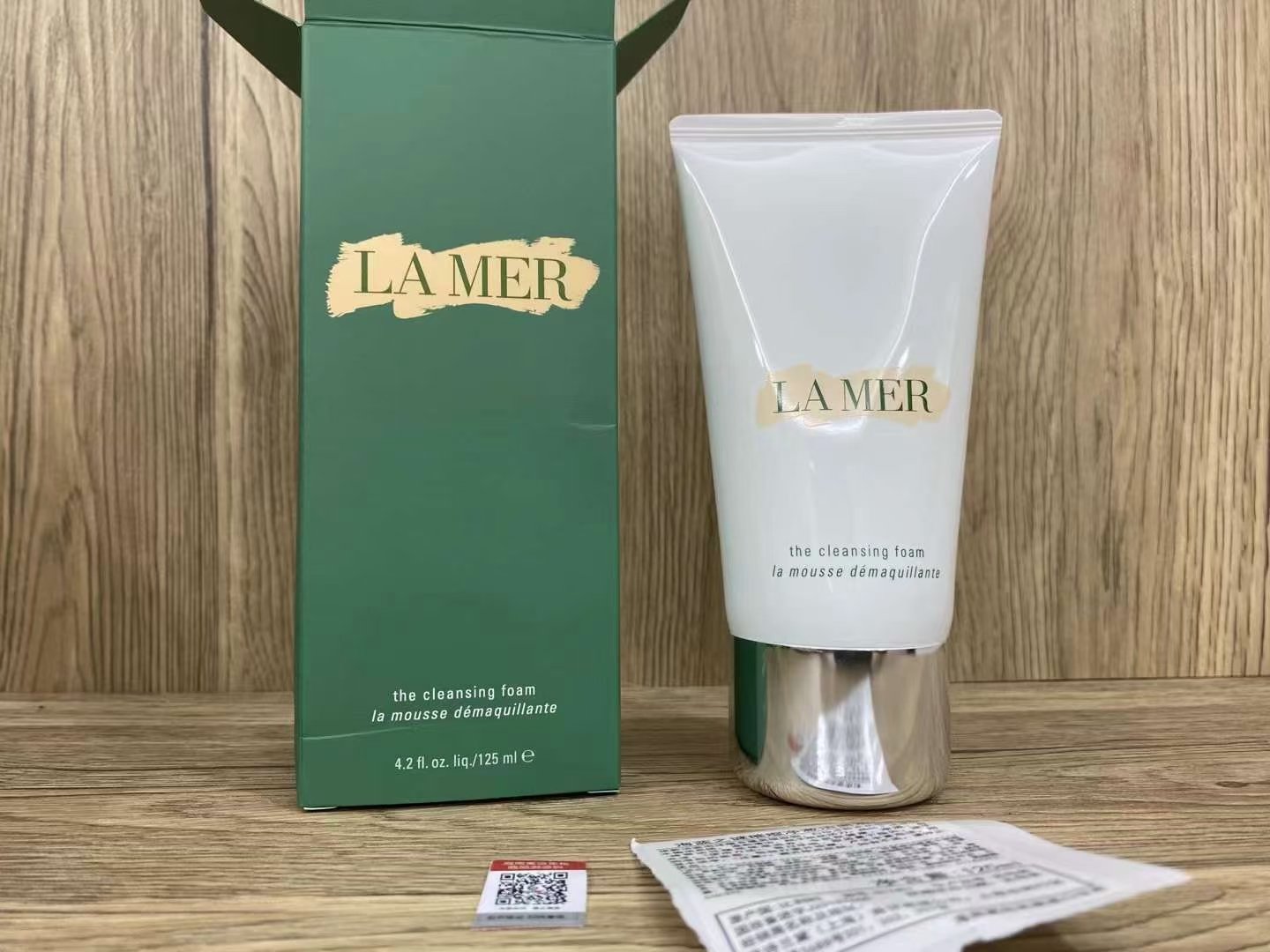 实拍海蓝之谜洗面奶高质量，打码C12，件96、一中箱48，配海关标、中文标铝盖加重   管身较硬  对版对味膏体进口纸盒内托。 进口塑膜