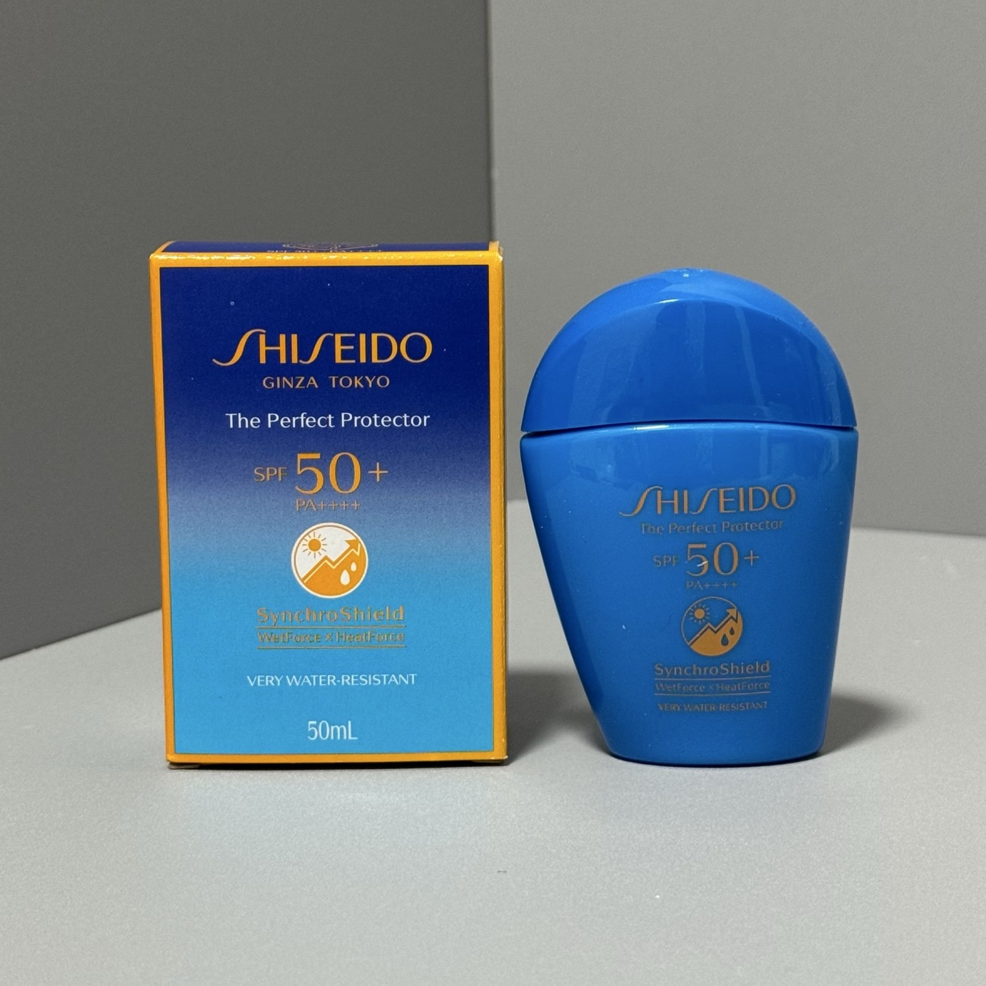 老版资生堂蓝胖子防晒霜50ml批号：5039D1资生堂蓝瓶防晒乳50ml/原盒，2020新版清爽型俗称蓝胖子～[呲牙]蓝胖子是资生堂针对户外的防晒，科技更强，遇汗，遇水之后防晒效果会更强。液体很轻薄，不会有膜感，也不会泛白，不堵塞毛孔。如果是外出，需要化妆，有需要强烈防晒，那这个是首选真正的晒不黑晒不怕