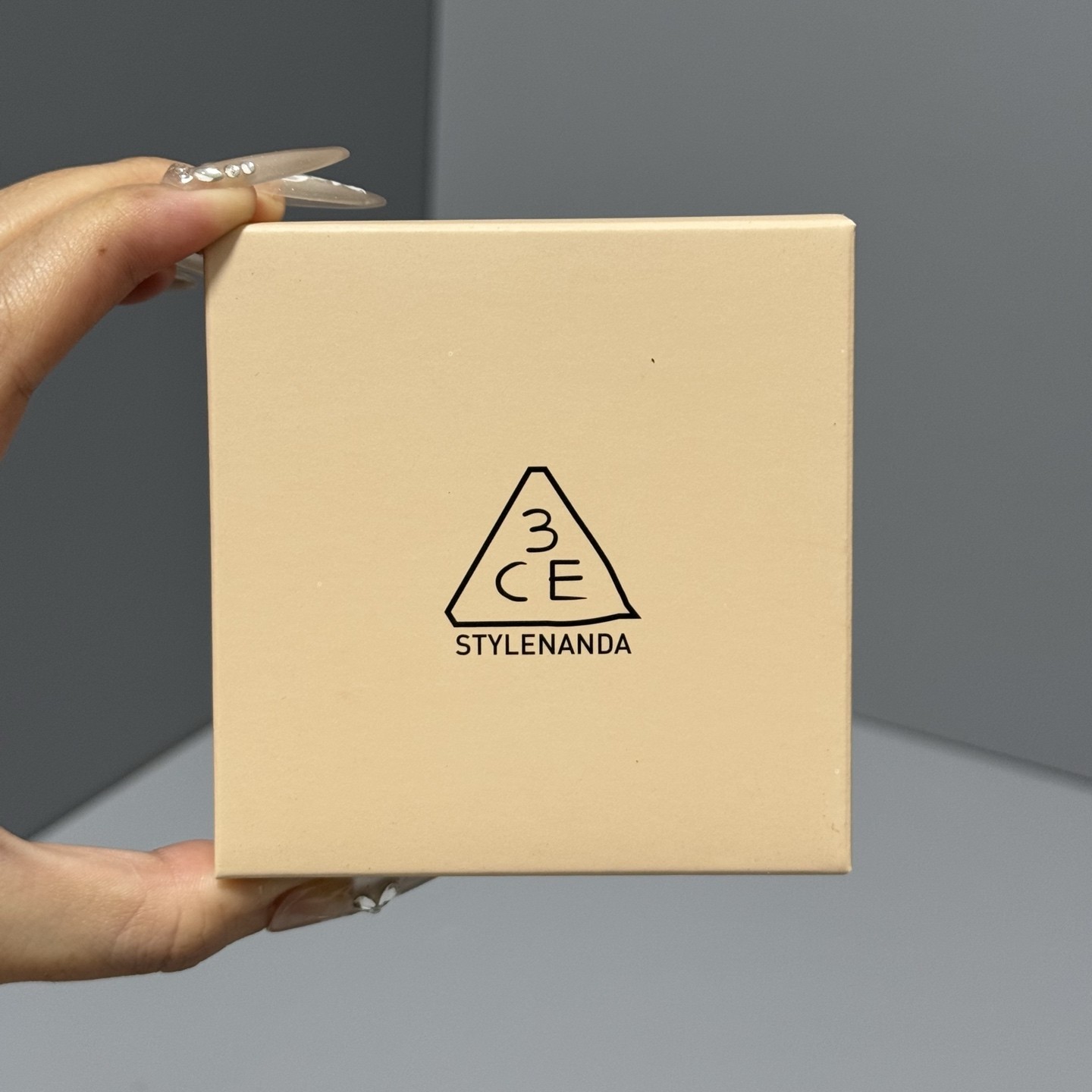 3ce九色眼影盘DE盘实拍现货3CE九色眼影哑光奶茶色：Dear Nude 哑光奶茶色简称DE 3ce眼影盘奶茶色#DEAR NUDE全哑光裸色眼影盘白桃乌龙，裸配色太高级茶色系了!!腮红，高光，打底，9格都可以使用，超级适合夏天，撸一个嫩嫩的蜜桃妆