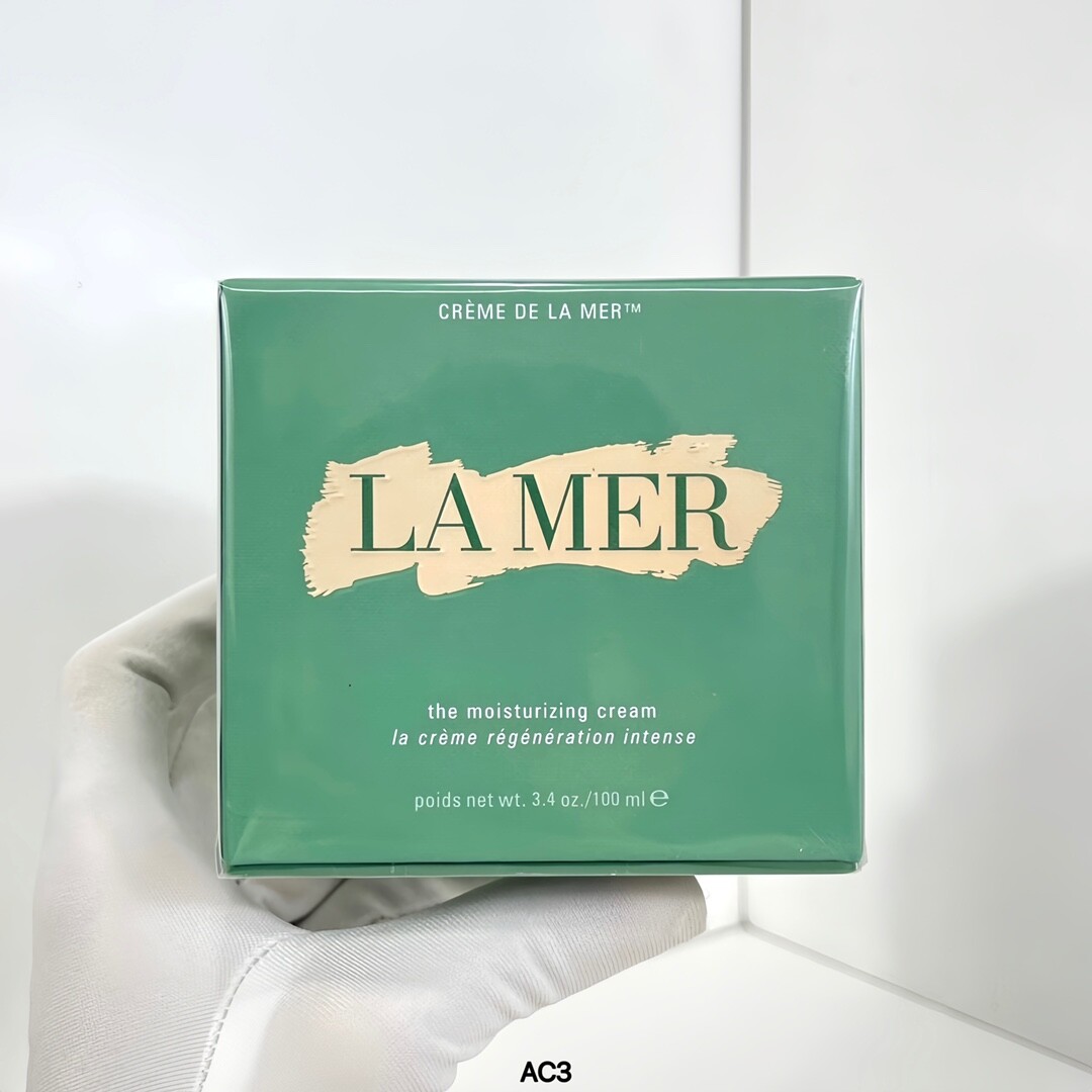 海蓝之谜神奇面霜100ml/PT版AB4编码！用过这以后无论熬夜到几点，早上皮肤都很好！经典精华面霜！可以修复敏感，红血丝，痘痕，干燥起皮的肌肤，总之哪儿不好都能给你修复！必备哦！搭配精粹液或者其他精华水一起使用，更好吸收！全球十大面霜之首 这款神奇面霜被时代周刊评为“最值得拥有的奢侈面霜之一”