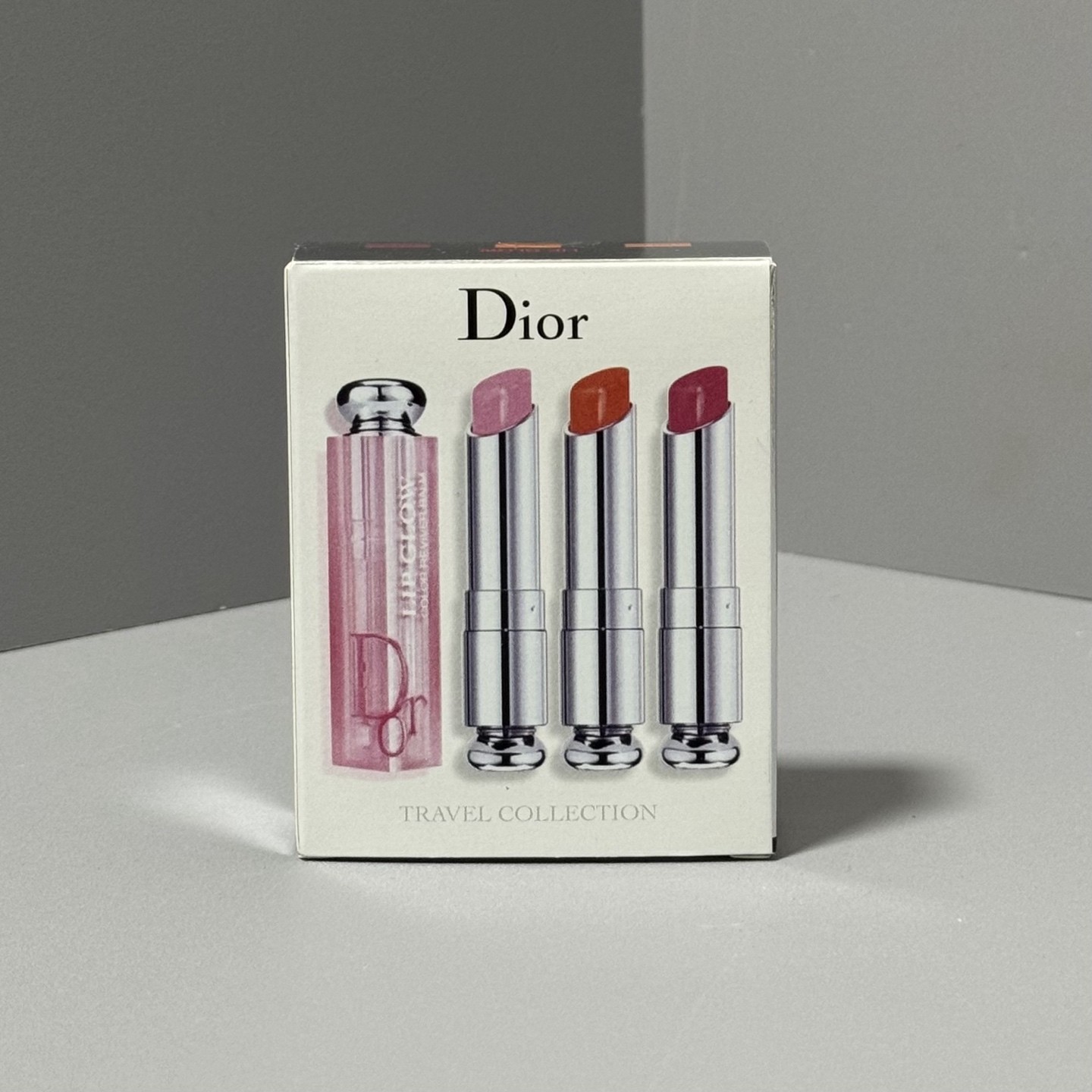 迪奥变色润唇膏3件套实拍到货内含：001#，004#，012#dior迪奥变色唇膏001+004+012三件套，不管你有多少支口红 ，这一款必备可以当裸色口红，也可