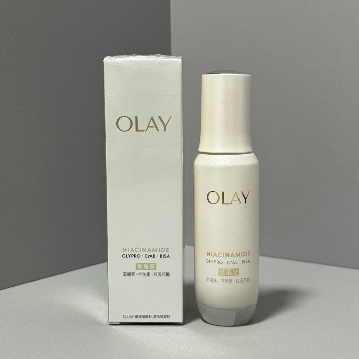 新版Olay玉兰油抗糖小白瓶精华50ml实拍现货全新第五代OLAY玉兰油抗糖小白瓶精华液50ml，OLAY家新出的抗糖小白瓶就是离不开奶茶女孩的救命稻草！全新升级版本添加了有效的抗糖成分-革糖素！，而且小白瓶之前最能打的99.7%纯度烟酰胺和酰本胺搭配也保留了，美白去黄+有效抗糖Olay抗糖小白瓶精华50ml