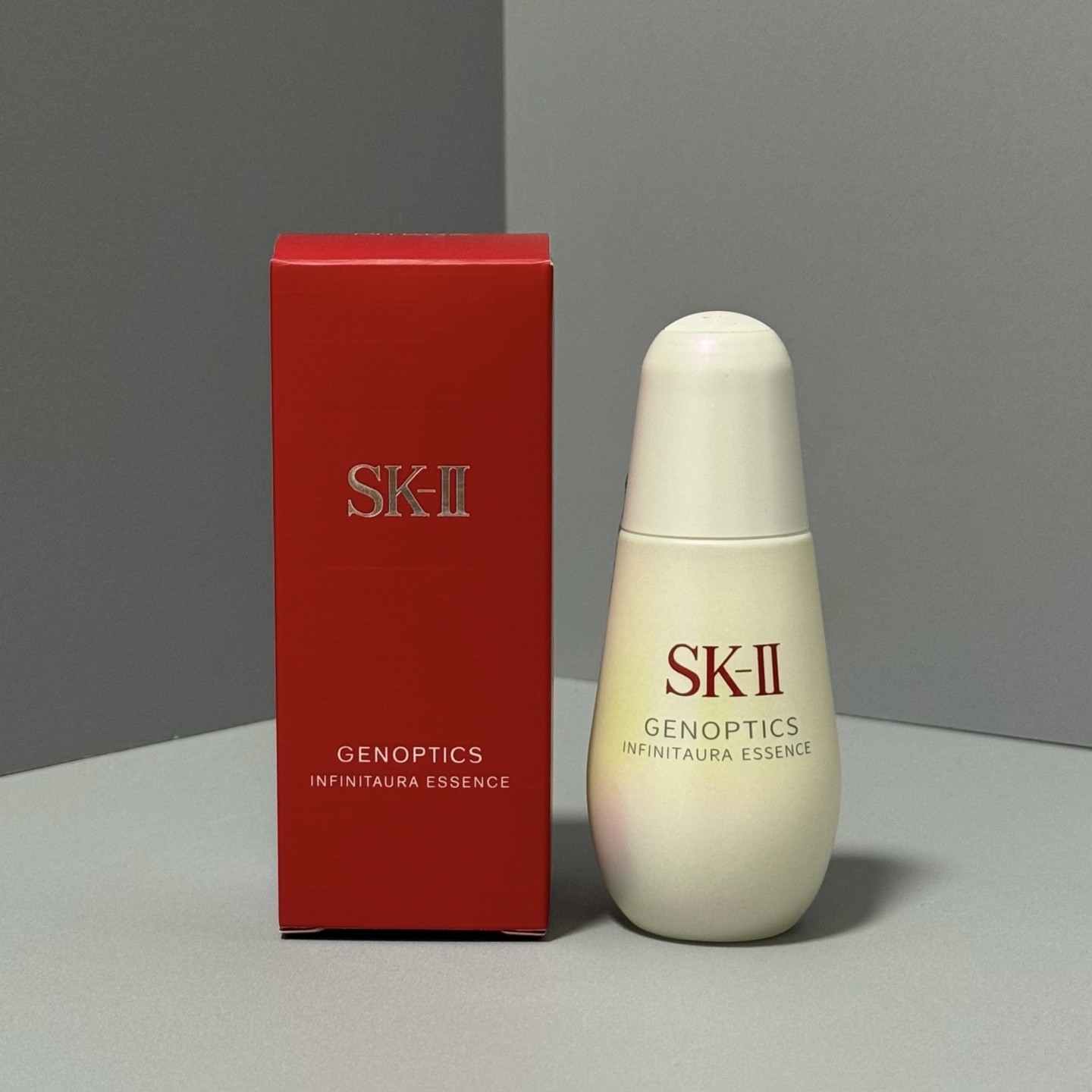 SK全新光子小灯泡精华50ml/PT版实拍现货光子小灯泡富含SK-II独特的PITERA成分：肌肤黄暗问题不容忽视，而PITERA在改善肤色偏黄、暗沉的问题上有着显著的功效，使肌肤重现亮丽透亮。蕴含丰富水分的乳液质地，使得精华更好地渗透至肌肤底层，使肌肤触感更为柔嫩。