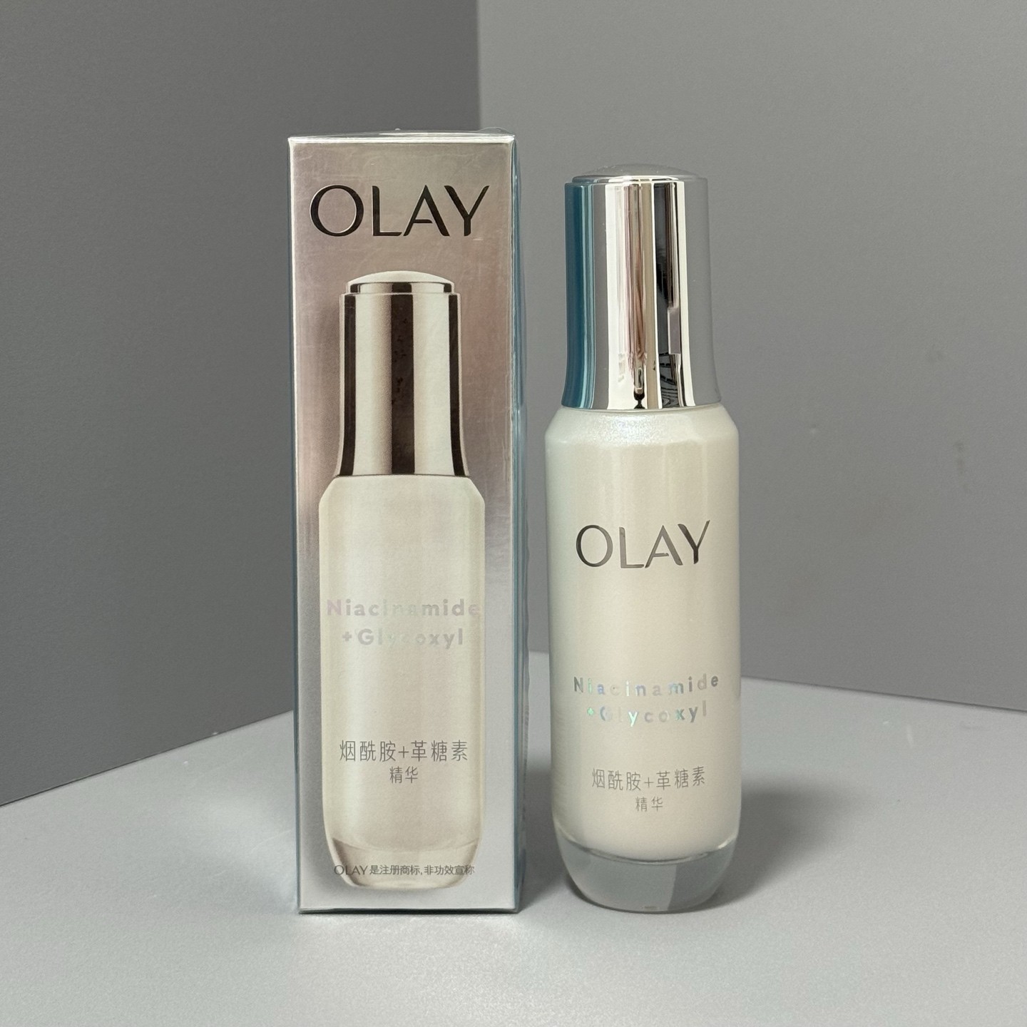 Olay玉兰油抗糖小白瓶精华50ml实拍现货全新第四代OLAY玉兰油抗糖小白瓶精华液50ml，OLAY家新出的抗糖小白瓶就是离不开奶茶女孩的救命稻草！全新升级版本添加了有效的抗糖成分-革糖素！，而且小白瓶之前最能打的99.7%纯度烟酰胺和酰本胺搭配也保留了，美白去黄+有效抗糖Olay抗糖小白瓶精华50ml